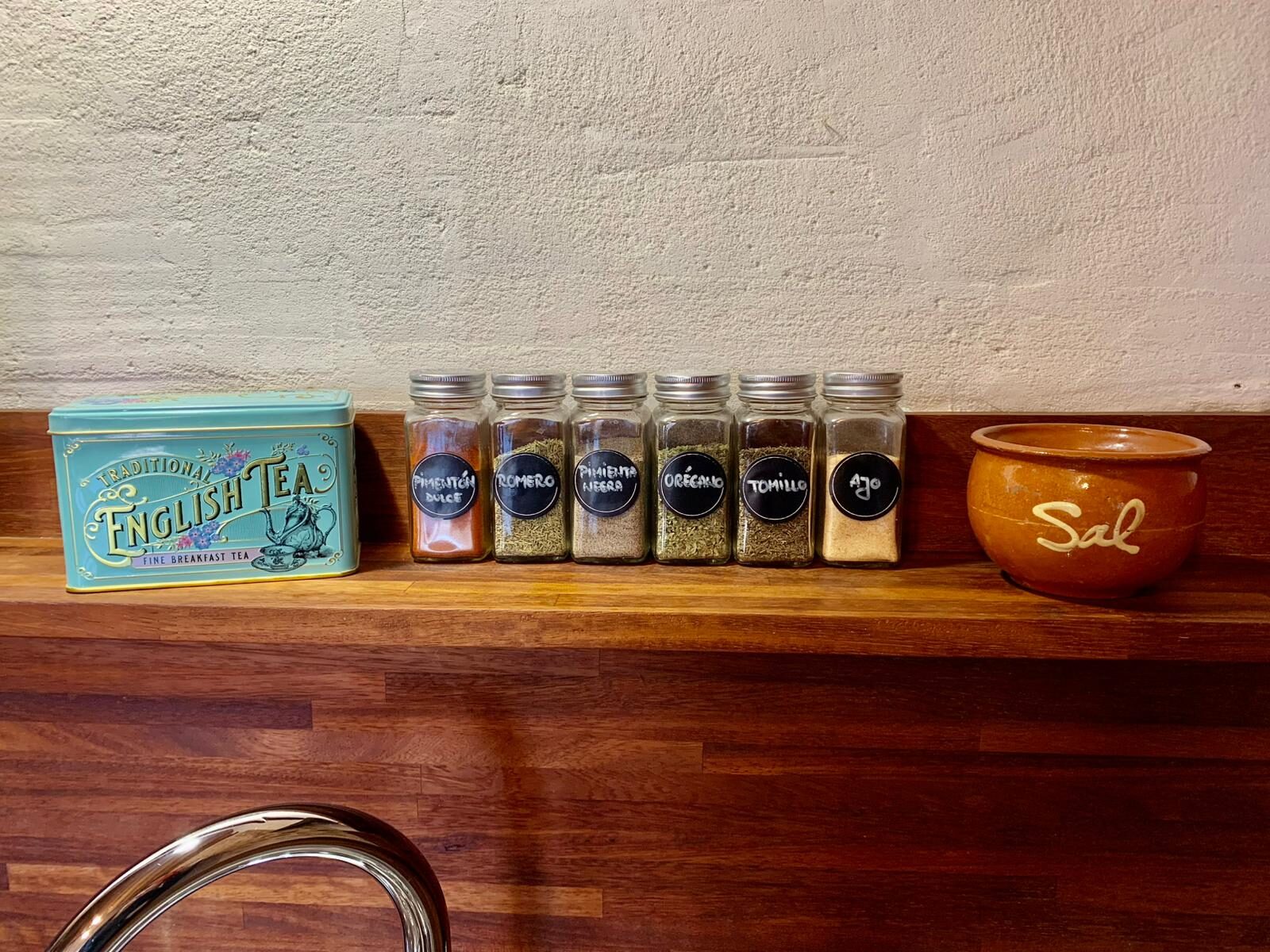 Detalle de especias y utensilios en la cocina