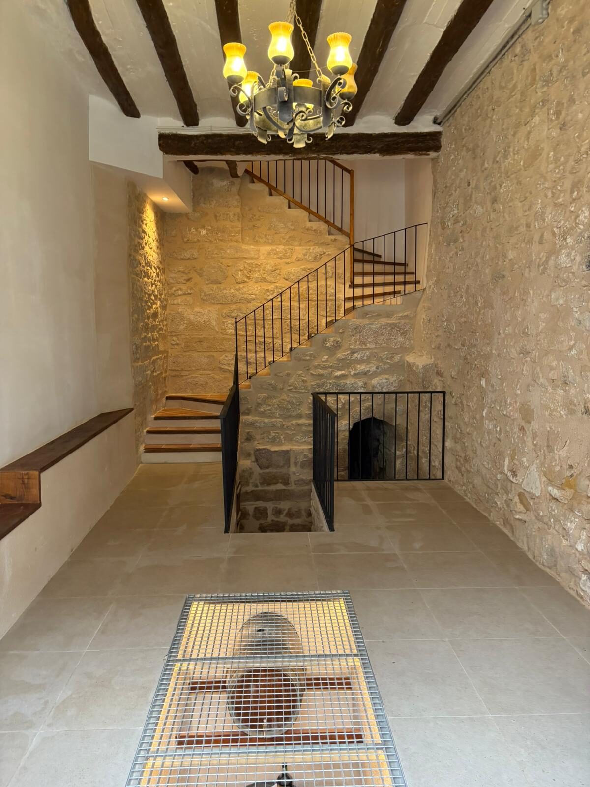 Escalera de piedra interior de Casa Vidal