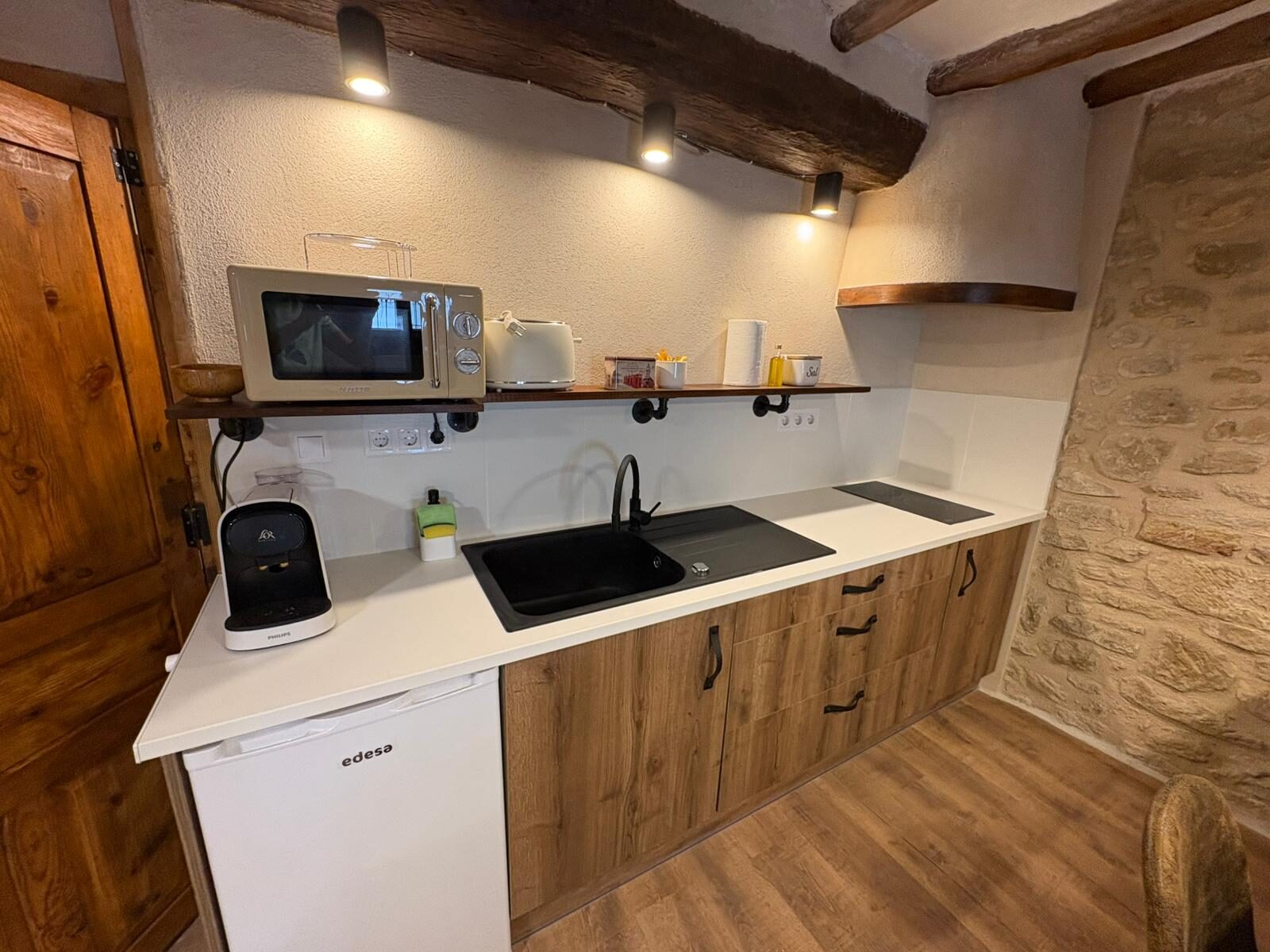Cocina blanca del apartamento Antonio, en obras