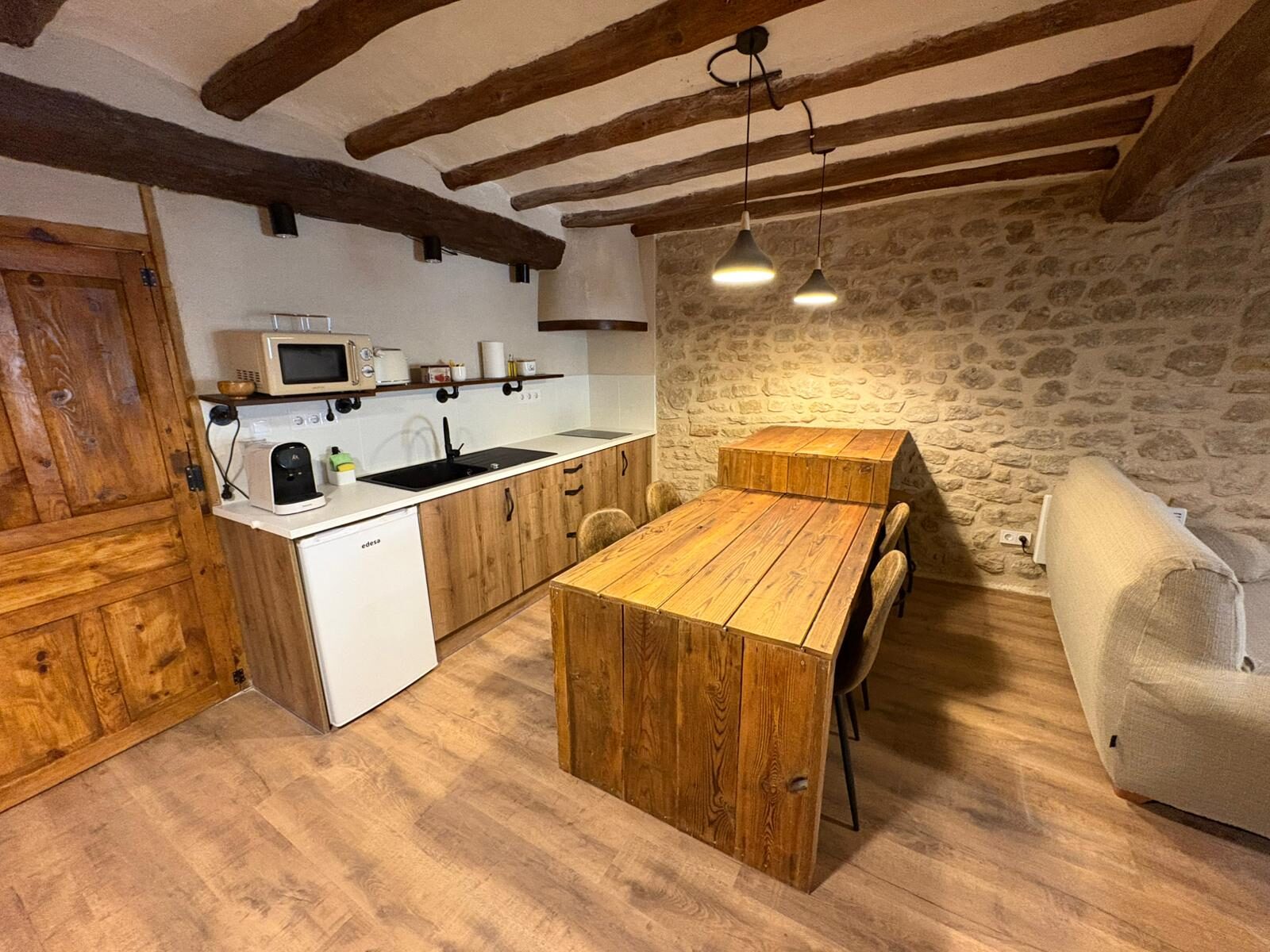 Cocina abierta al comedor de uno de los apartamentos