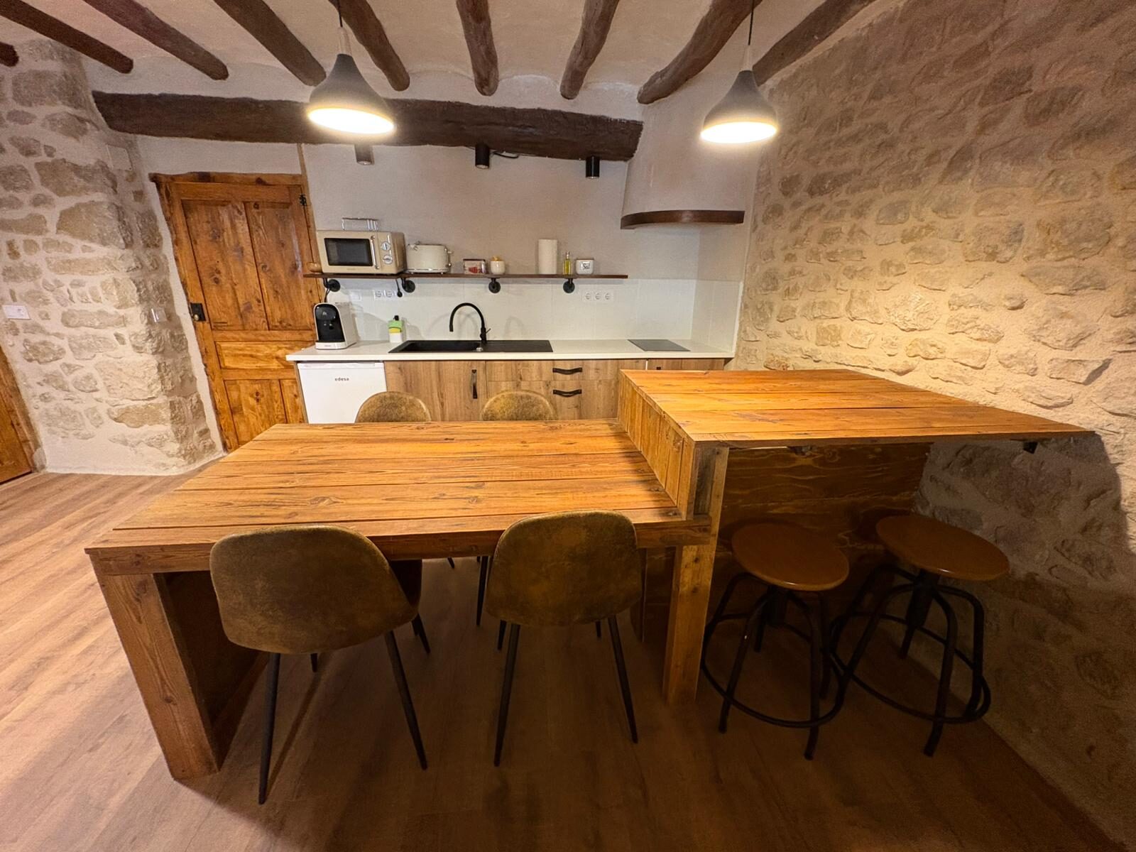 Comedor amplio con mesa larga de madera