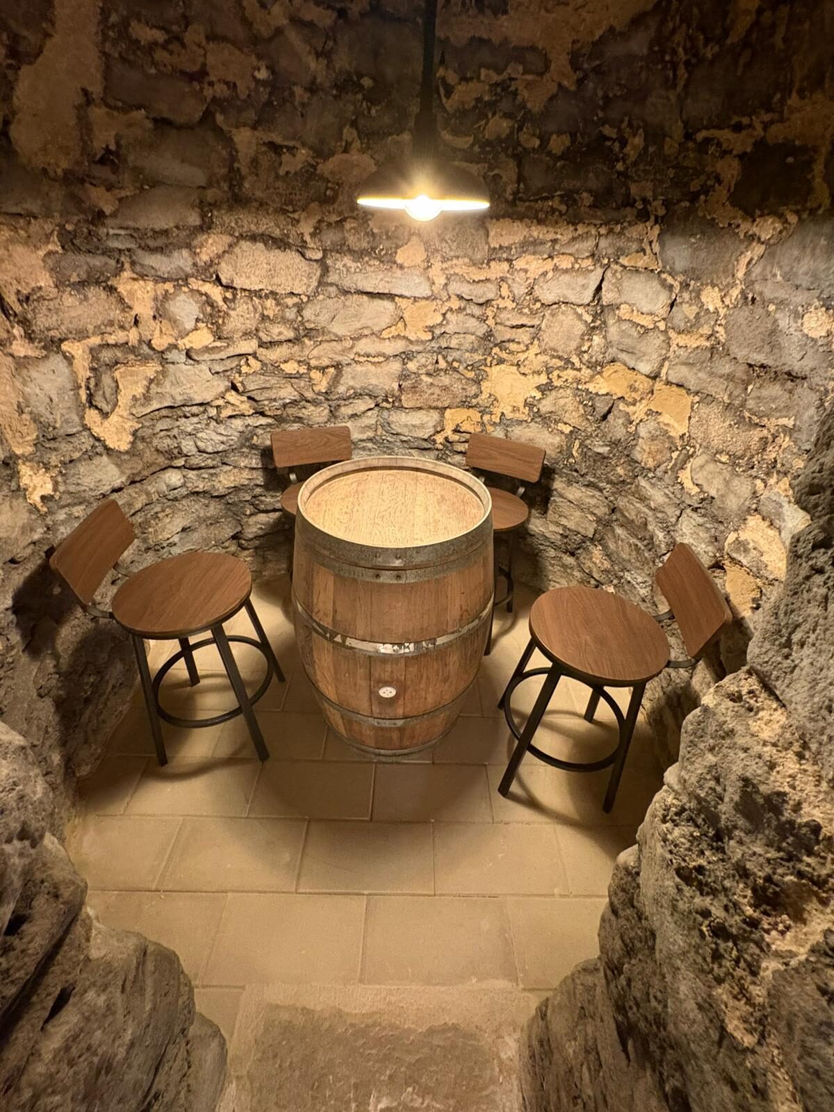 Barrica de madera en la bodega de Casa Vidal